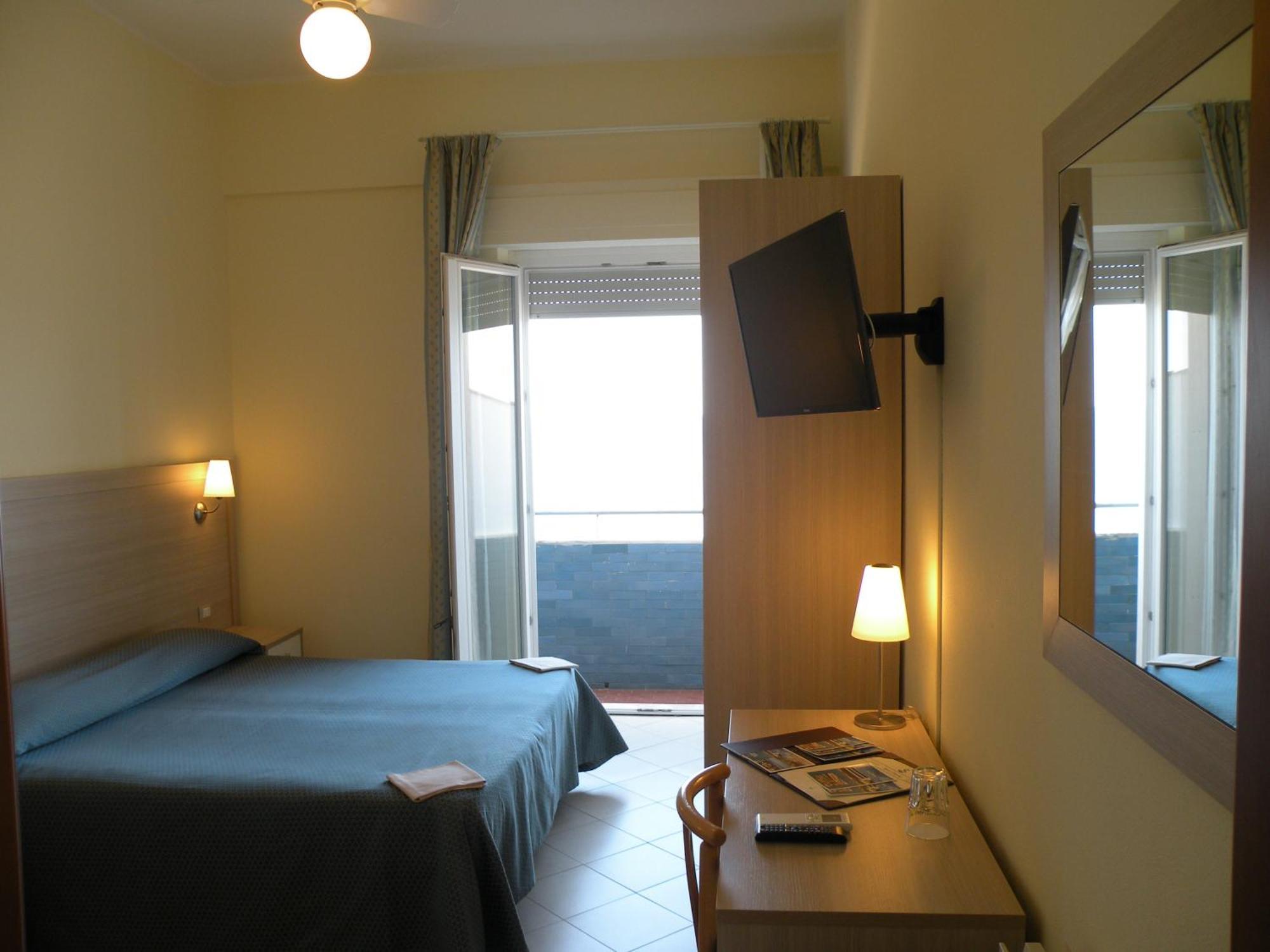 Hotel Parrini Фоллоника Номер фото