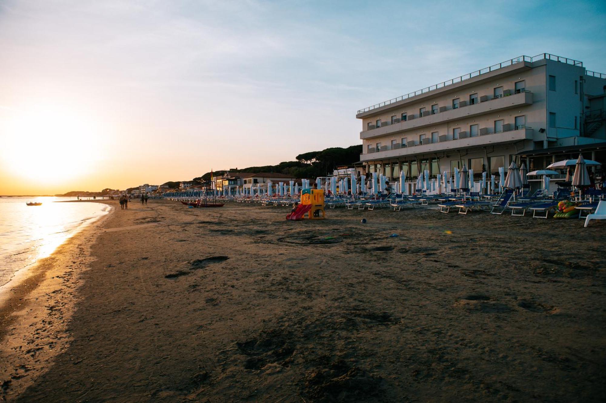 Hotel Parrini Фоллоника Экстерьер фото