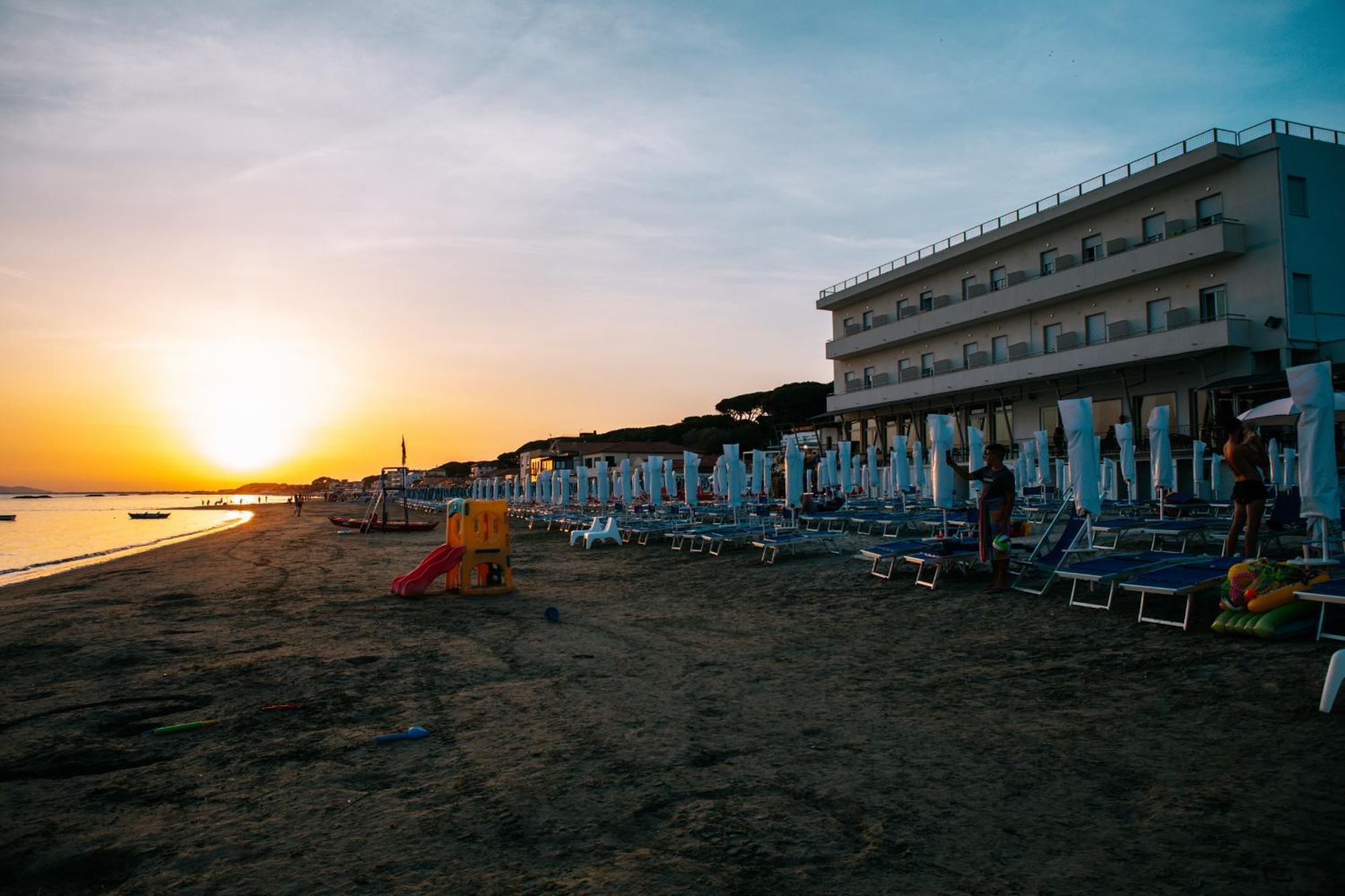 Hotel Parrini Фоллоника Экстерьер фото