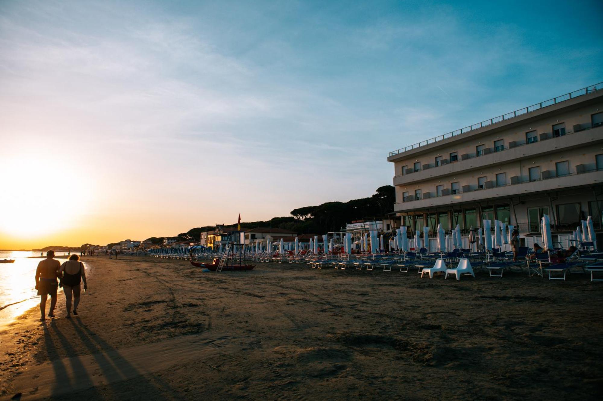 Hotel Parrini Фоллоника Экстерьер фото