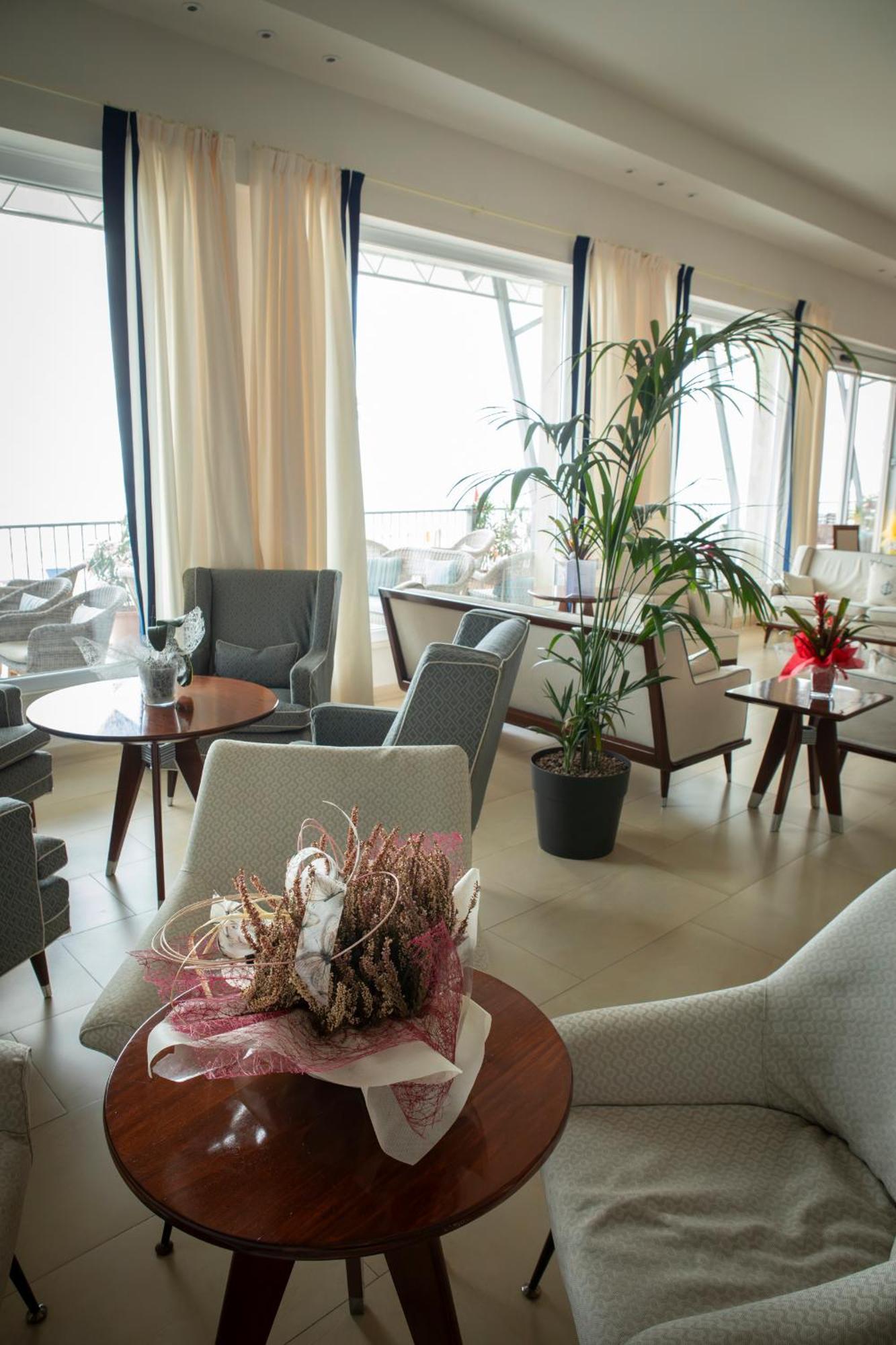 Hotel Parrini Фоллоника Экстерьер фото