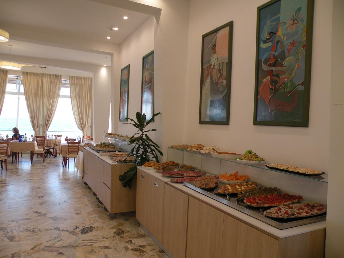 Hotel Parrini Фоллоника Экстерьер фото