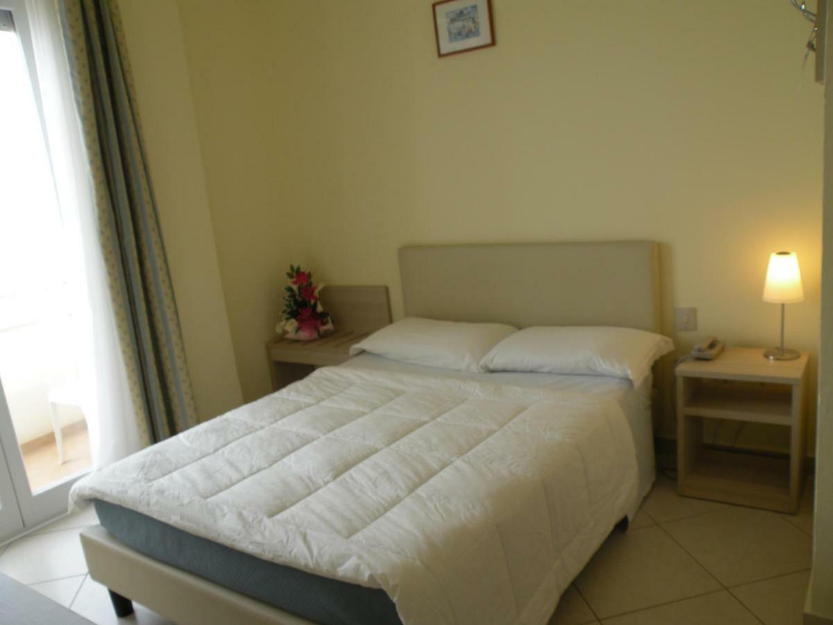 Hotel Parrini Фоллоника Экстерьер фото
