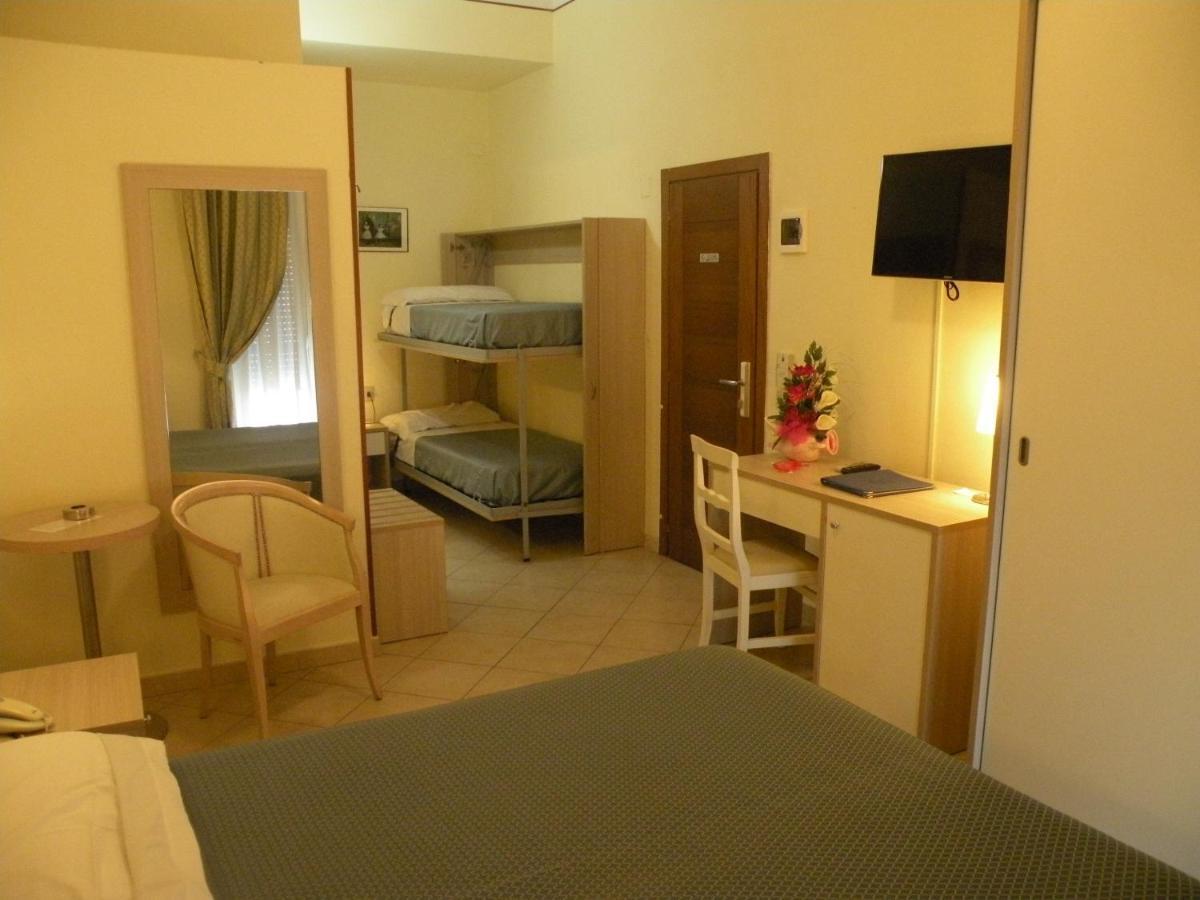 Hotel Parrini Фоллоника Экстерьер фото